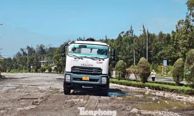 Đường huyết mạch Khu kinh tế Dung Quất xuống cấp ngoài tưởng tượng