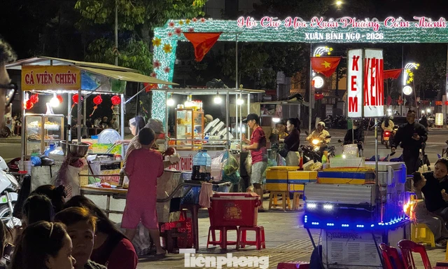 Xe điện, hàng quán tự phát “bát nháo” quảng trường lớn nhất Quảng Ngãi