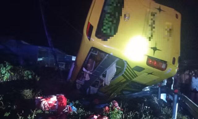 Xe khách mất lái lao xuống mương, 9 người thoát nạn