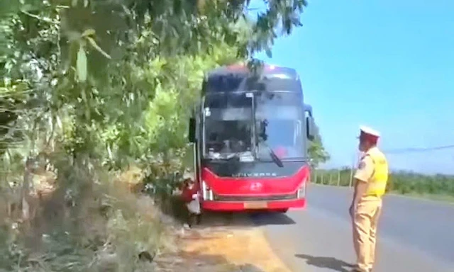 Xử phạt xe khách 45 chỗ 'nhồi' 61 người trên đường Hồ Chí Minh