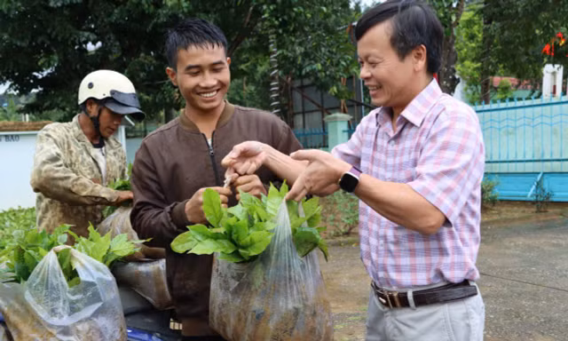 Một đại hội Đảng bộ xã không nhận hoa, chỉ nhận cây giống, phân bón