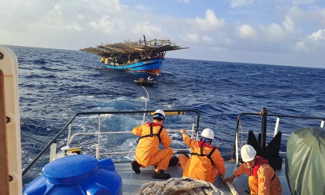 Tàu hải quân xuất phát cứu 36 ngư dân trên tàu cá bị hỏng máy