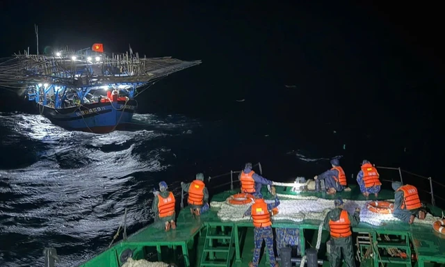 Tàu Hải quân lai dắt thành công tàu cá cùng 36 ngư dân Quảng Ngãi gặp nạn trên biển