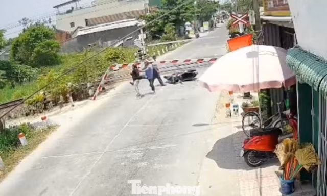 Nhân viên gác chắn nói gì sau clip đá người đàn ông tông gãy cần chắn đường sắt ở Quảng Ngãi?