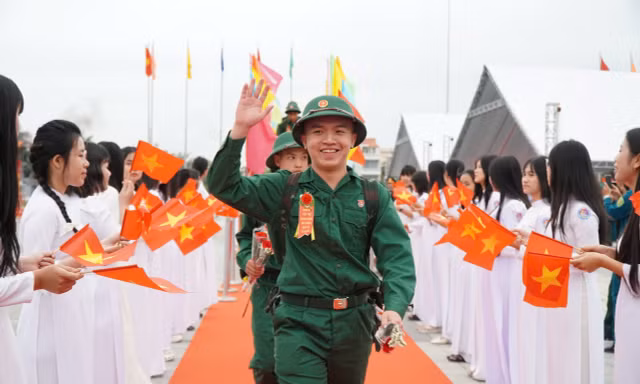 Gần 4.000 thanh niên Quảng Ngãi hăng hái lên đường nhập ngũ