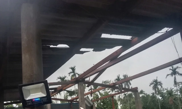 Gió lốc làm tốc mái hàng trăm ngôi nhà ở Quảng Ngãi