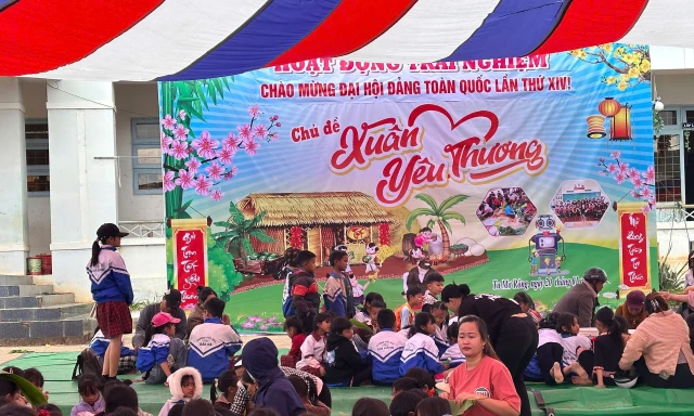 Học sinh gói bánh chưng hướng về Đại hội XIV của Đảng