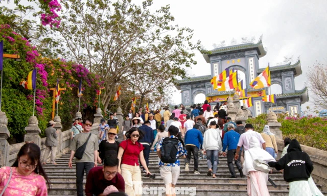 Lên chùa Linh Ứng dâng hương ngày mùng 1 Tết