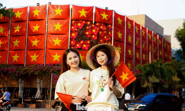 Những 'tọa độ check-in' rợp bóng cờ hoa thu hút bạn trẻ Đà Nẵng dịp 30/4 