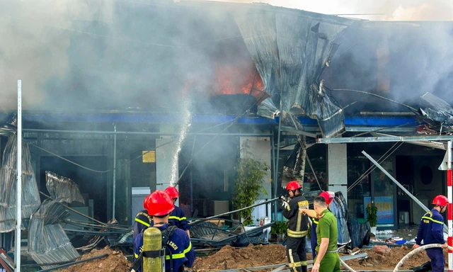 CLIP: Cháy lớn kèm tiếng nổ tại cửa hàng kinh doanh vật liệu xây dựng ở Đà Nẵng