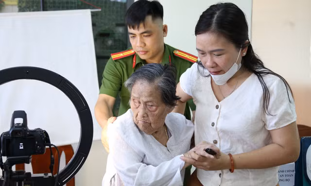 Háo hức 'quê cũ tên mới': Cụ bà 87 tuổi đi làm căn cước từ sáng sớm