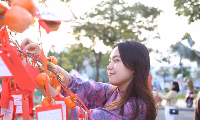 Bạn trẻ Đà Nẵng hào hứng trải nghiệm Tết cổ truyền trên phố đi bộ