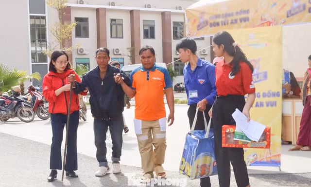 'Cõng' Xuân yêu thương đến với đồng bào Cơ Tu ở vùng núi Đà Nẵng