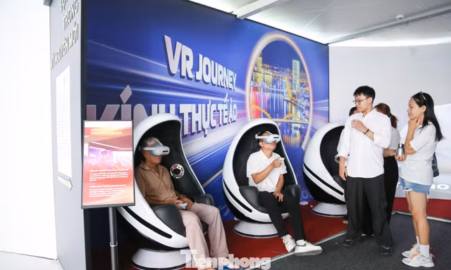 Người dân Đà Nẵng thích thú trải nghiệm 'số' 80 năm 'lá chắn bình yên'