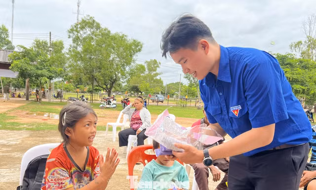 'Áo xanh' Đà Nẵng nối nhịp sẻ chia trên đất bạn Lào