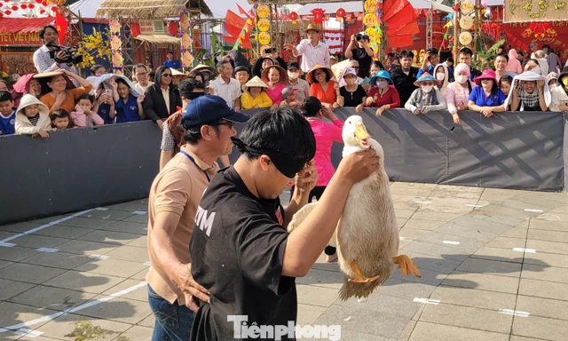 Người dân Đà Nẵng cười nghiêng ngả xem 'bịt mắt bắt vịt'