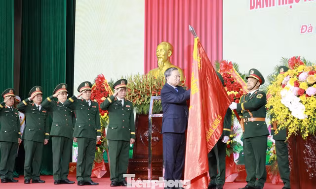 Quân khu 5 đón nhận danh hiệu Anh hùng Lực lượng vũ trang nhân dân