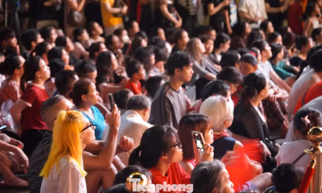 Người dân và du khách trầm trồ với sân khấu concert ở bảo tàng 500 tỷ đồng