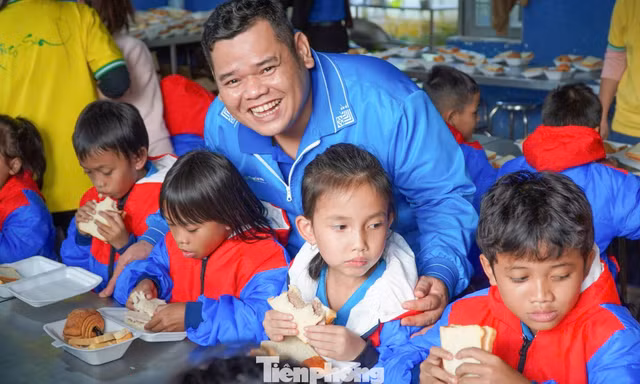 ‘Cõng' đông ấm đến với bà con biên giới ở Đà Nẵng