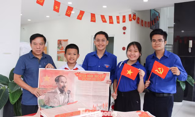 Giới trẻ Đà Nẵng hào hứng check-in cùng phụ san đặc biệt 2/9