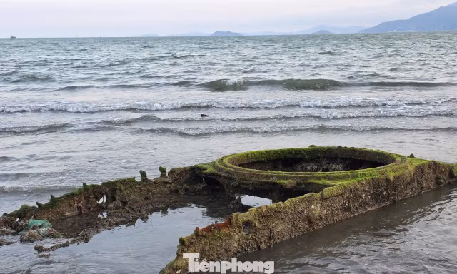Khoanh vùng vật thể giống xác xe tăng lộ diện ở biển Quy Nhơn, chuẩn bị trục vớt