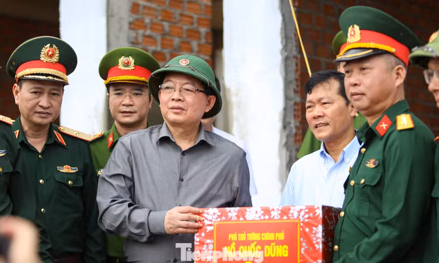 Đại biểu cắt băng khánh thành nhà mới cho các hộ dân tại xã D’ran.