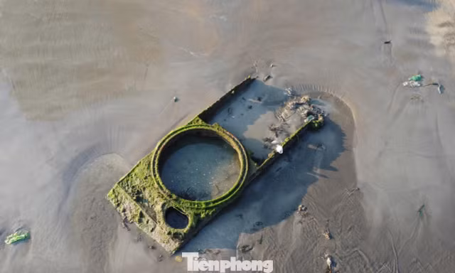 Cận cảnh vật thể giống xác xe tăng ở biển Quy Nhơn