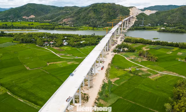 Cận cảnh cây cầu dài nhất cao tốc Bắc - Nam phía đông vừa hợp long