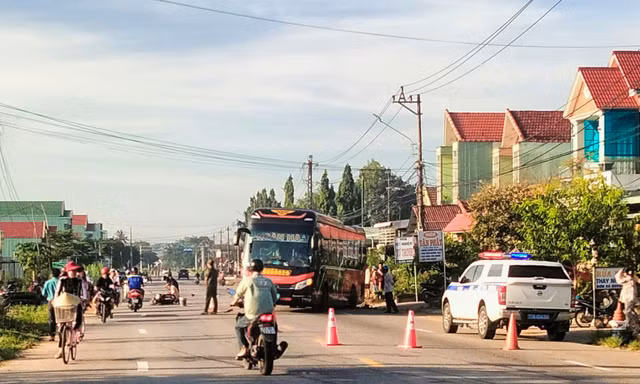 Ô tô khách va chạm liên hoàn, 2 vợ chồng đi xe máy tử vong