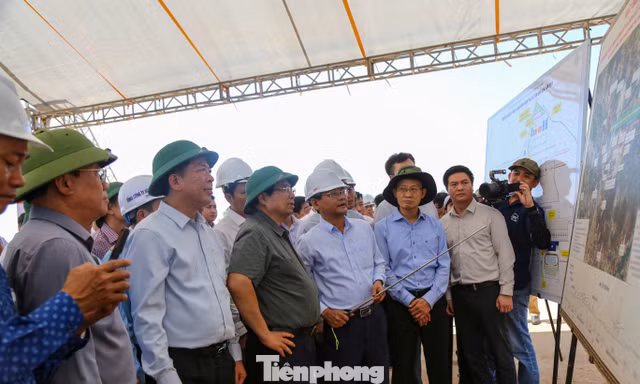 Thủ tướng kiểm tra dự án đường băng sân bay Phù Cát