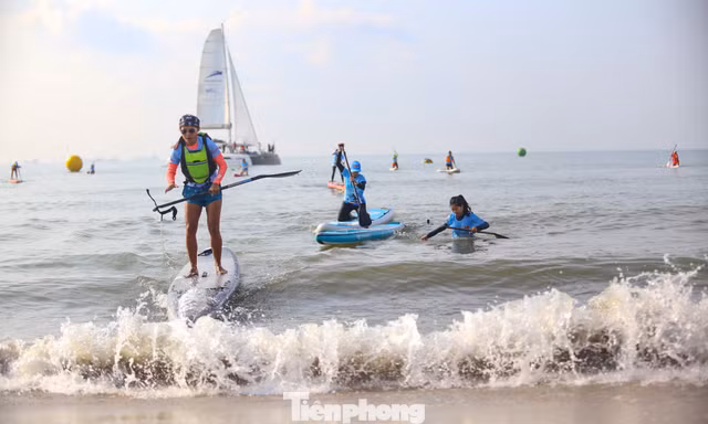 Biển Quy Nhơn ‘nổi sóng’ với gần 120 VĐV tranh tài đua SUP