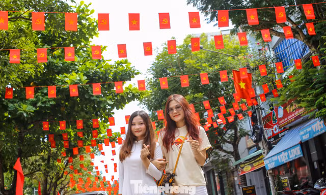 Check-in ‘con đường đỏ thắm’ ở Quy Nhơn Nam