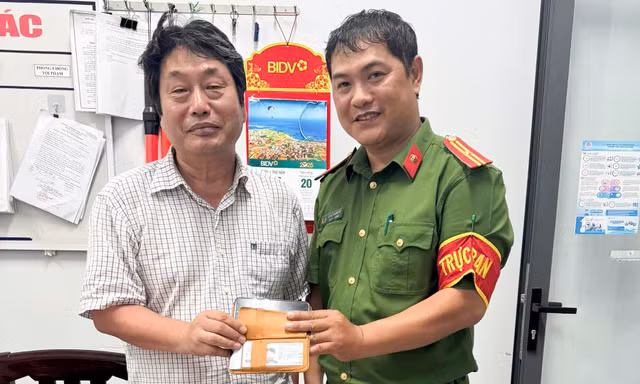 Khách Hàn Quốc du lịch Quy Nhơn nhanh chóng tìm được ví, điện thoại bị mất
