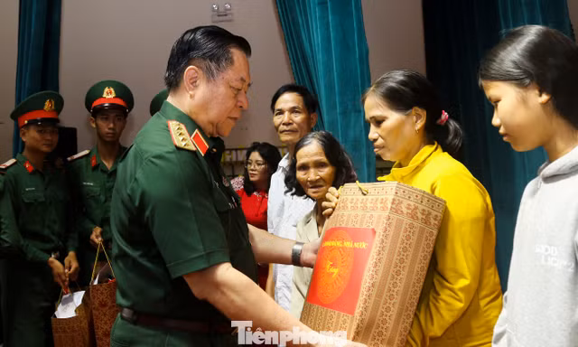 Hàng trăm suất quà tặng gia đình chính sách, công nhân lao động khó khăn tại Gia Lai