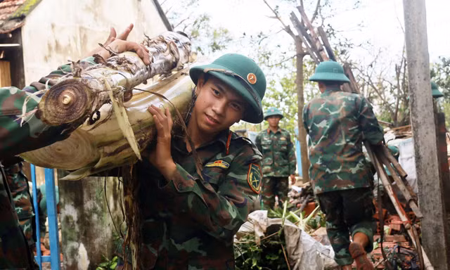 Tình người giữa tâm bão