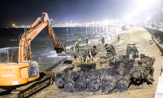 Lộ diện xác xe tăng bị vùi sâu dưới biển Quy Nhơn