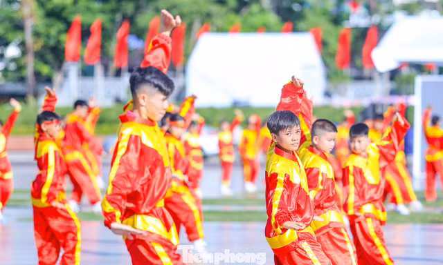 CLIP: Mãn nhãn màn đồng diễn Hùng kê quyền của hàng trăm võ sinh