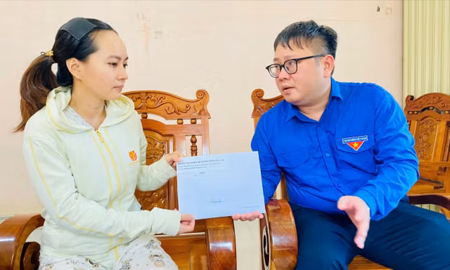 Thăm hỏi gia đình đoàn viên tử nạn khi khắc phục hậu quả của bão