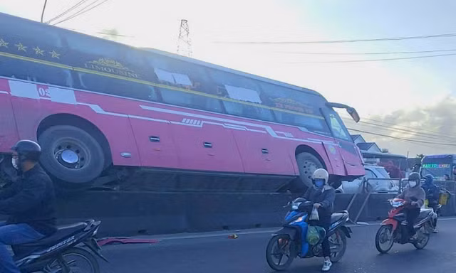 Sau va chạm, xe khách lao lên dải phân cách