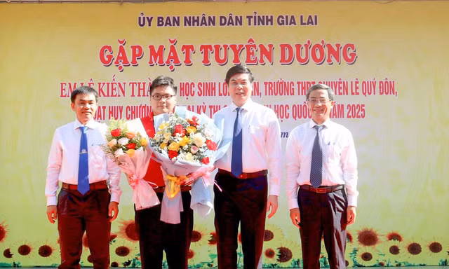 Gia Lai thưởng 100 triệu đồng cho học sinh đạt Huy chương Vàng tại kỳ thi Olympic Tin học quốc tế