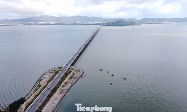 Gia Lai: Cấm phương tiện qua cầu vượt biển dài nhất, khẩn trương sơ tán dân 
