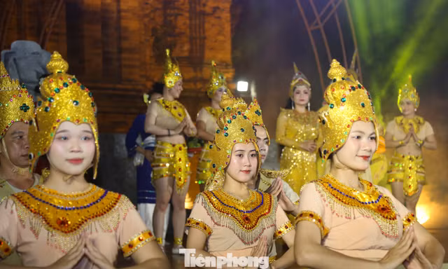 Mê hoặc điệu múa Chăm bên tháp cổ nghìn năm 