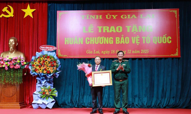 Bí thư Tỉnh ủy Gia Lai được trao tặng Huân chương Bảo vệ Tổ quốc hạng Ba