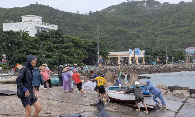 Xã đảo duy nhất ở Gia Lai khẩn trương chèn chống nhà cửa phòng chống bão 13