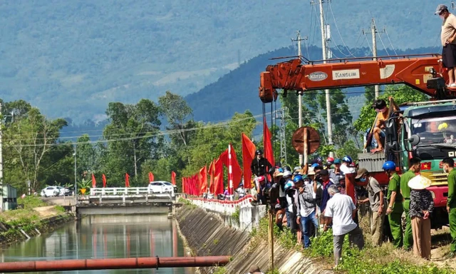 Phát hiện 2 thi thể cùng ô tô dưới kênh ở Gia Lai