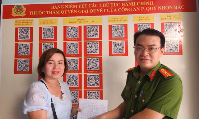 Chuyển nhầm hơn 700 triệu cho người lạ, người phụ nữ được công an giúp nhận lại