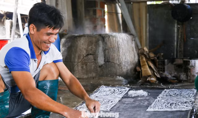 Làng bún ‘tiến Vua’ hối hả xuyên đêm