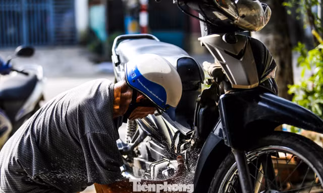 Sau trận lũ lịch sử ở Gia Lai, dòng xe tập kết thành bãi chờ cứu chữa
