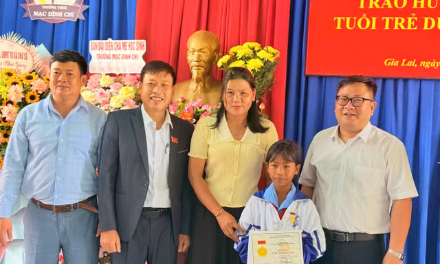 Trao Huy hiệu Tuổi trẻ dũng cảm cho học sinh Gia Lai cứu người đuối nước