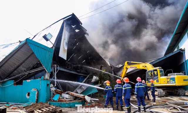 Cháy lớn tại Khu Kinh tế Nhơn Hội, cột khói đen cao hàng chục mét